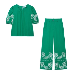 Ensemble deux pièces femme en lin vert avec haut brodé et pantalon large à jambes évasées