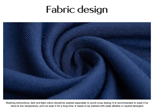 Detaillierte Makroansicht von tiefblauem Strickgewebe mit Pflegehinweisen für Textilien