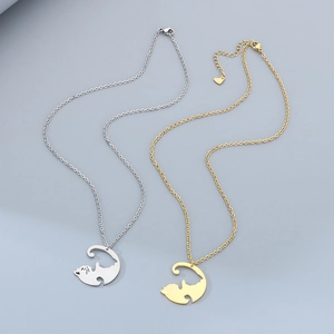 Vue détaillée des pendentifs chat et lune en or et argent sur chaînes en acier