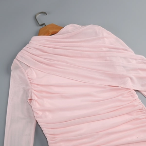 Gros plan sur la robe en tulle rose avec drapé plissé élégant et texture multicouche