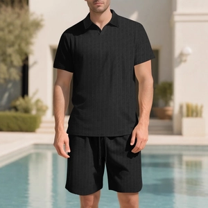 Set estivo da uomo con polo in maglia testurizzata e pantaloncini neri coordinati