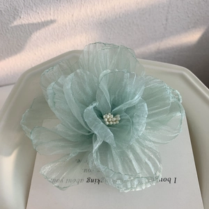 Pince à cheveux fleurie en organza vert pâle avec des pétales multicouches