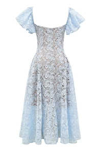 Detailansicht des versteckten Reißverschlusses und der floralen Spitze am hellblauen Kleid
