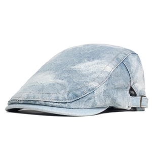 Dettaglio della fibbia in metallo regolabile sul berretto in denim lavato azzurro