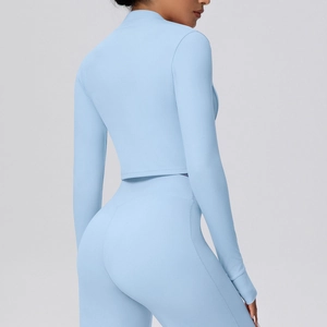 Eng anliegendes hellblaues Yoga-Set mit Langarmtop und High Waist Leggings für Fitness
