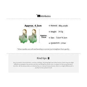 Vue détaillée des boucles d'oreilles pétales en acrylique vert avec dimensions de 7,6 cm
