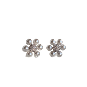 Boucles d'oreilles fleurs élégantes avec perles grises et centres en zircon étincelants