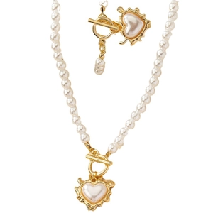 Baroque pearl necklace set with heart pendant and gold toggle clasp for women