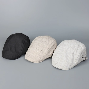 Trois casquettes plates vintage en noir, kaki et blanc cassé avec texture tissée aérée