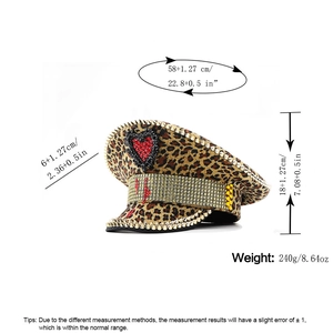 Cappello da capitano leopardato con cuore rosso e borchie dorate con dimensioni