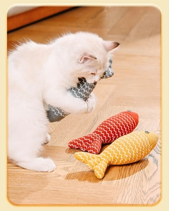 Detailaufnahme einer weißen Katze, die mit einem Katzenminze-Leinenfisch auf Holz spielt