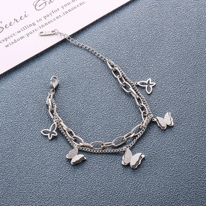 Bracelet Papillon Double Couche pour Femmes en Acier Inoxydable Plaqué Or 18K Pendentif Papillon Évidé Givré Bijoux