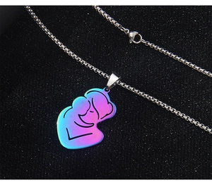 Nahaufnahme des Regenbogen-Mutter-Kind-Anhängers an einer silbernen Edelstahlkette