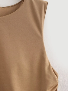 Detailansicht eines braunen ärmellosen Kleides mit U-Ausschnitt und Stricktextur