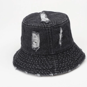 Détail d'un chapeau bob en jean avec bords effilochés et effet délavé de style vintage