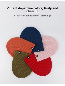 Detalle de gorros de lana pura tejida en colores vibrantes con textura de canalé