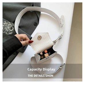 Vue intérieure du mini sac blanc à texture croco montrant l'espace pour rouge à lèvres et maquillage
