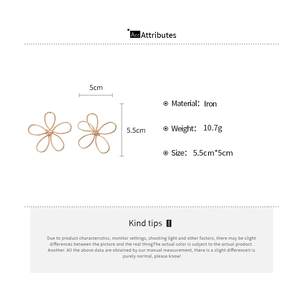 Detail view of gold hollow flower earrings showing 5.5cm size and 10.7g weight specs
