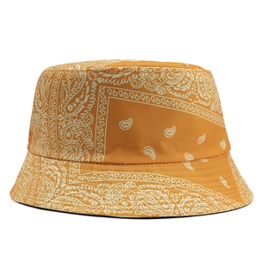 Dettaglio di un cappello alla pescatora giallo paisley con cuciture della tesa rinforzate