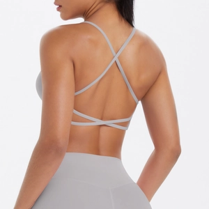 Détail de la brassière de sport gris clair avec bretelles croisées et tissu extensible