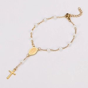Nahaufnahme von 18k vergoldeter Marienmedaille und Kreuzanhänger an Perlenarmband