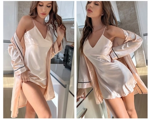 Ensemble pyjama en satin champagne avec robe à col en V et peignoir à liseré noir