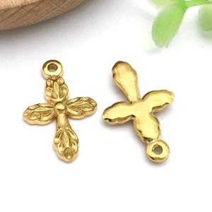 Détail de pendentifs croix dorés vintage avec motifs de feuilles pour bijoux DIY