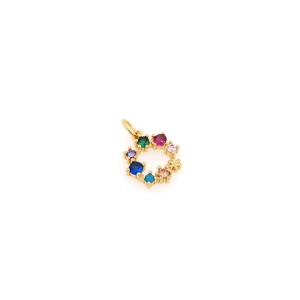 Détail du pendentif couronne plaqué or 18 carats avec des pierres de zircone colorées