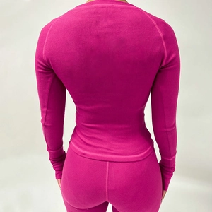 Vue arrière de l'ensemble haut à manches longues en tricot côtelé magenta et pantalon