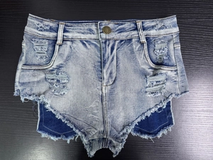 Dettaglio di pantaloncini di denim a doppio strato con bordi a vivo e stile usato