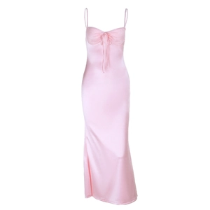 Dettaglio dell'abito da sera in raso rosa con pizzo raffinato e piccolo fiocco decorativo
