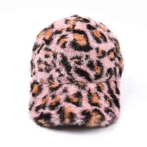 Plüschige Damen Baseballkappe mit rosa Leopardenmuster aus Kunstpelz für den Winter