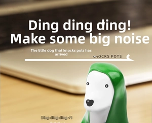 Detailopname van een creatieve groene hondenfiguur met interactieve belfunctie