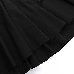 Makroaufnahme der schwarzen Webstofftextur und Saumnaht an einem Vintage-Kleid