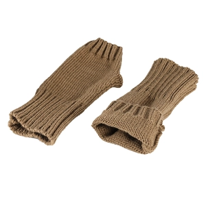 Detalle de guantes de punto marrón con puños acanalados y textura suave de lana
