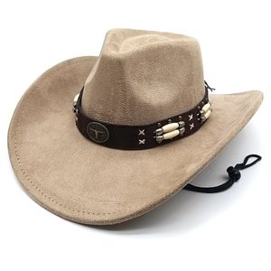 Détail d'un chapeau de cowboy en daim kaki avec emblème de tête de taureau et lien en cuir
