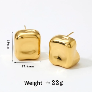 Detailed view of gold irregular earrings with dimensions 19mm and weight 22g