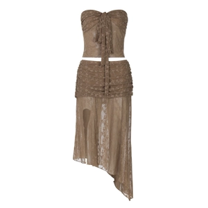 Détails de la texture du haut bandeau en dentelle marron et de la jupe en résille