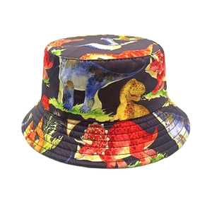 Gros plan détaillé du chapeau bob noir pour enfant avec motifs dinosaures colorés