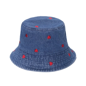 Bob en jean bleu avec broderie cœur rouge et texture en denim délavé vintage