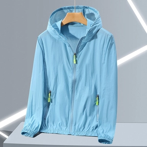 Détail de la veste anti-UV bleu clair avec zip vert néon et poignets élastiques ajustés