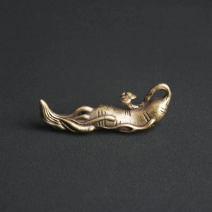 Creative brass ginseng keychain pendant with vintage finish and realistic root details