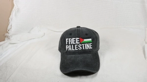 Detailaufnahme der Free Palestine Stickerei auf einer dunkelgrauen Vintage-Baseballkappe