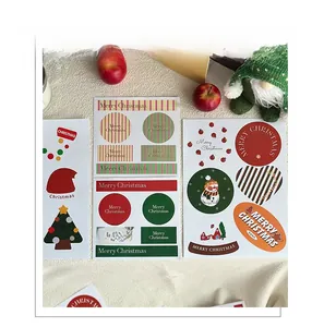 Gros plan détaillé de stickers de Noël festifs avec motifs bonshommes de neige