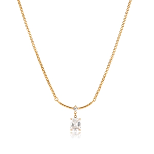 Elegante Halskette aus Gold Titanstahl mit rechteckigem Zirkonia-Anhänger auf Weiß