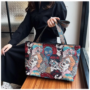 Detail der Jacquard-Tragetasche mit Pop-Art-Porträtdrucken und breitem Schultergurt