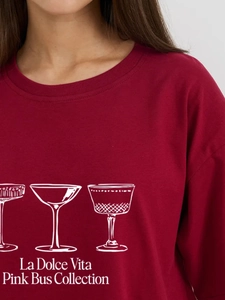 Λεπτομέρεια από μπορντό βαμβακερό T-shirt με στάμπα ποτηριών κρασιού La Dolce Vita
