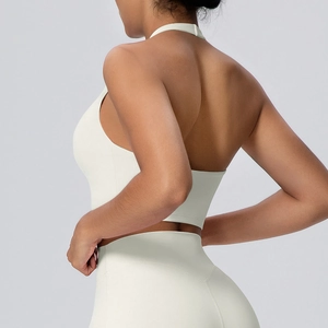 Dettaglio del reggiseno sportivo off-white con scollo all'americana e leggings yoga seamless