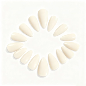 Vue détaillée de faux ongles stiletto blanc crème brillant disposés en losange