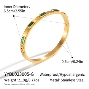 Détail macro du bracelet en acier inoxydable plaqué or 18k avec pierres précieuses vertes